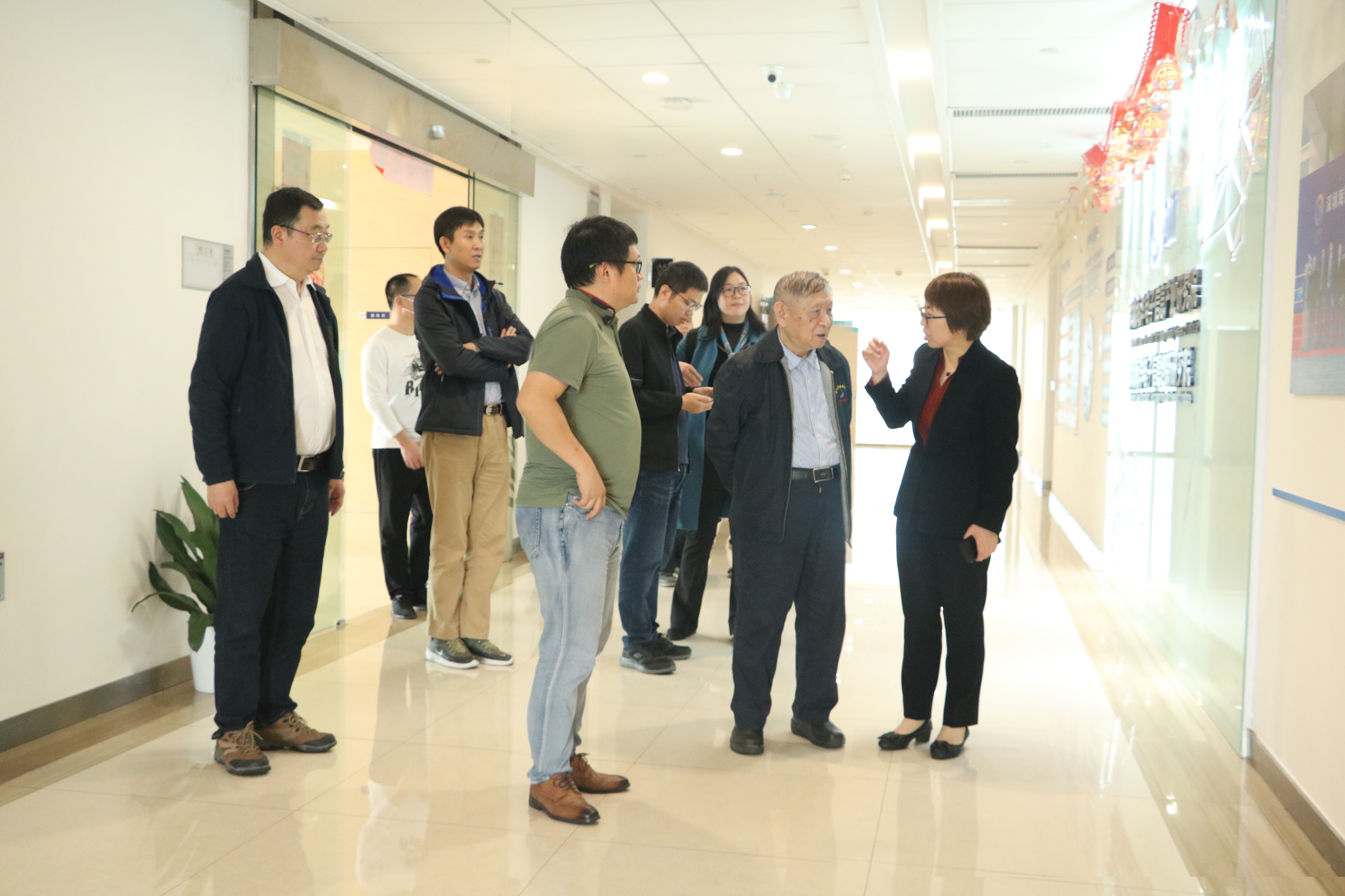 範滇元院士攜常熟科協、亨通(tōng)海洋領導一行(xíng)赴海洋電(diàn)子信息産業研究院開(kāi)展深度合作(zuò)交流(圖1) 範滇元院士攜常熟科協、亨通(tōng)海洋領導一行(xíng)赴海洋電(diàn)子信息産業研究院開(kāi)展深度合作(zuò)交流(圖1)