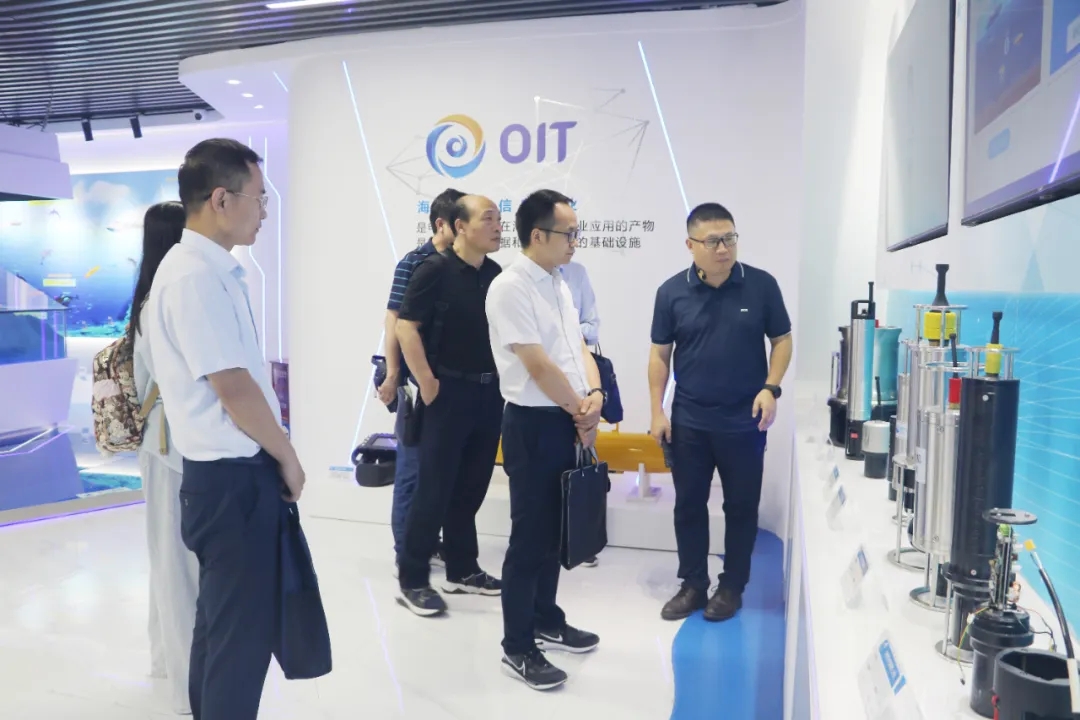 中國船(chuán)舶集團第710研究所副所長柳占新領導一行(xíng)莅臨參觀交流(圖1) 中國船(chuán)舶集團第710研究所副所長柳占新領導一行(xíng)莅臨參觀交流(圖1)