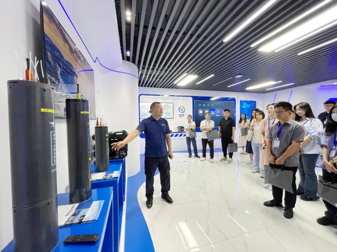 鹽田區(qū)海洋經濟發展破題班調訓學員走訪智慧海洋&産業研究院交流學校(xiào)(圖1) 鹽田區(qū)海洋經濟發展破題班調訓學員走訪智慧海洋&産業研究院交流學校(xiào)(圖1)