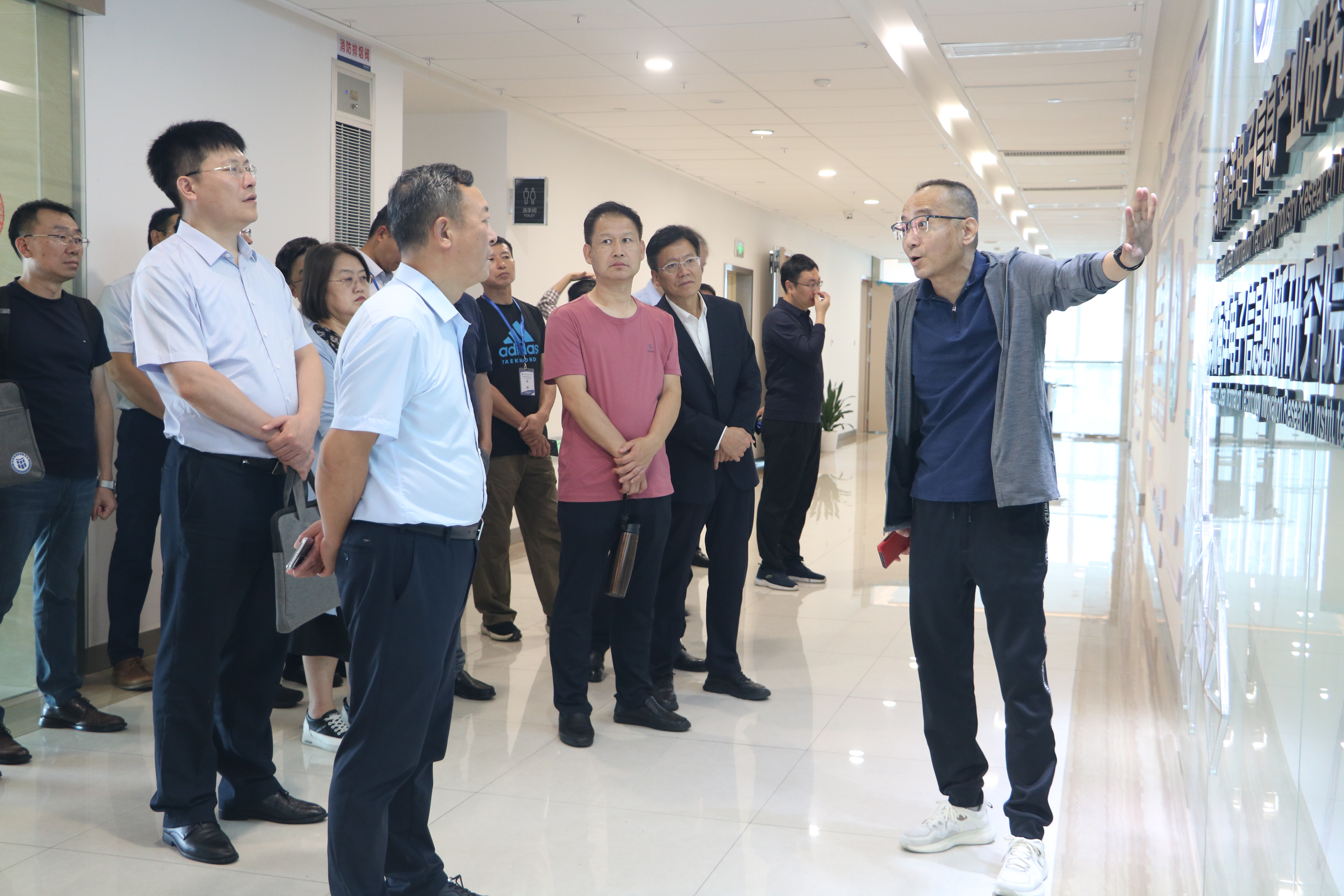 青島市海洋發展局王曉訓局長領導一行(xíng)莅臨智慧海洋&産業研究院參觀交流(圖1)